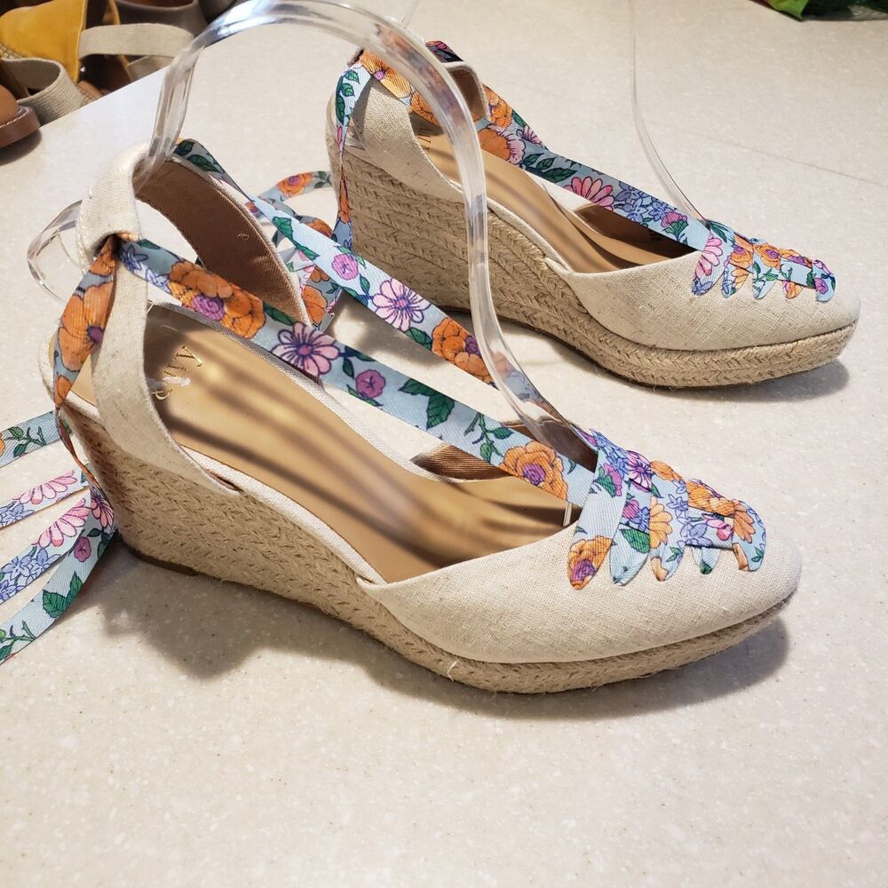 Crown & Ivy™ Lawndale Wedge Heels SZ 8.5 Med ankle Strap floral